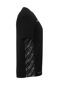 T-shirt nera con scollatura rotonda e maniche corte, dotata di un pannello laterale testurizzato con motivo nero e grigio.