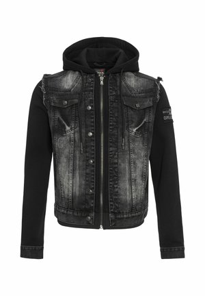 Zwarte capuchonjas met een vervaagde spijkervest eroverheen, rits en knopen aan de voorkant, borstzakken en lange mouwen met een patch op de linkerarm.