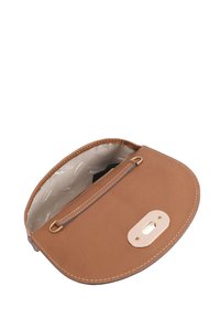 Tan synthetisch leren schoudertas, ovale vorm, met gouden hardware en een ritsvak aan de binnenkant. Gestikte details langs de randen.