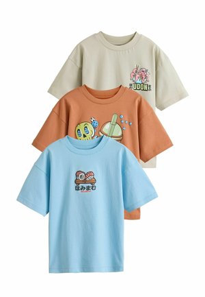 Tre T-shirts med korte ærmer i beige, orange og blå med farverige tegneserie-madmotiver af udon, bubble tea og sushi på fronten.
