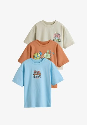 Drei kurzärmelige T-Shirts in Beige, Orange und Blau mit farbenfrohen Cartoon-Lebensmittelmotiven von Udon, Bubble Tea und Sushi auf der Vorderseite.
