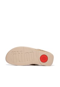 Sandale avec une semelle crème, présentant des motifs texturés et un accent rouge proéminent. Logo "fitflop" embossé sur la semelle extérieure.