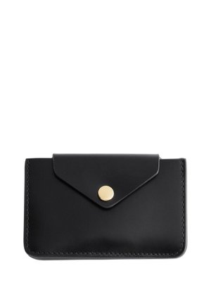 Portefeuille en cuir noir avec une fermeture à rabat, doté d'un bouton-pression doré, de lignes épurées et de coutures visibles autour des bords.