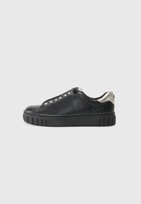 Sneaker basse nere con tomaia in pelle liscia, dettagli in metallo argentato e suola in gomma testurizzata con scanalature verticali.