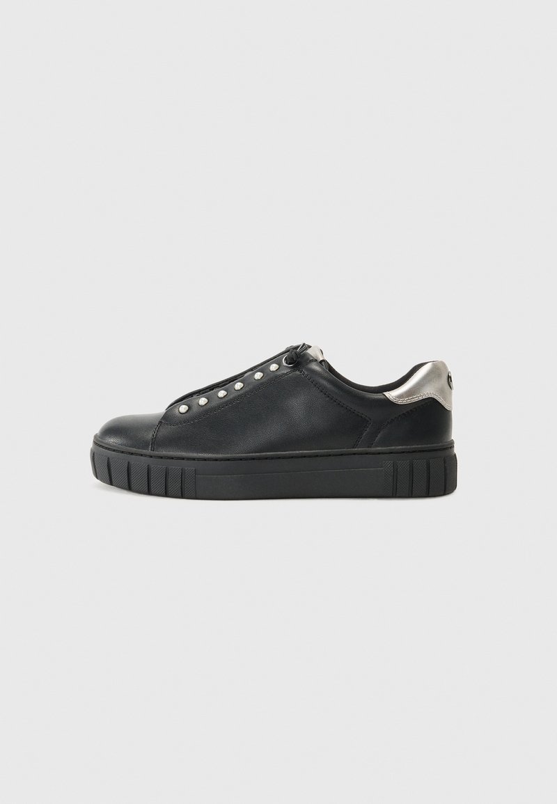 Sneaker basse nere con tomaia in pelle liscia, dettagli in metallo argentato e suola in gomma testurizzata con scanalature verticali.