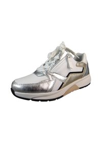 Białe sneakersy z metalicznymi srebrnymi i złotymi akcentami, teksturowanymi panelami, sznurowanym przodem, wyściełanym kołnierzem i gumową podeszwą.