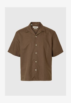 Pruun lühikeste varrukatega linane särk laagri krae ja viie keskse valge nupuga, mille taustaks on hele ühevärviline taust.