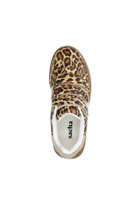 Luipaardprint sneakers met klittenbandsluitingen, beige accenten, witte voering en rubberen zolen. Merkennaam "sacha" zichtbaar aan de binnenkant.
