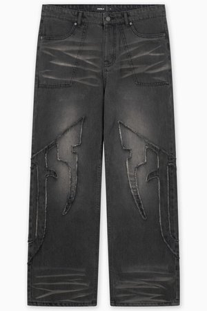 Črne jeans hlače iz denima z odrgninami in velikimi izrezljanimi dizajni. Imajo pet žepov in zapiranje na gumb. Ravnina narave.
