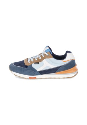Herensneaker met marineblauwe, lichtblauwe en bruine suède panelen, witte en oranje accenten, patroonveters en een gestructureerde zool.