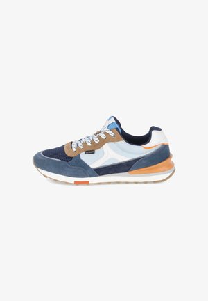 Zapatilla deportiva de hombre con paneles de ante en azul marino, azul claro y marrón, detalles en blanco y naranja, cordones con estampado y suela texturizada.