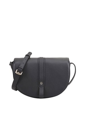 Zwarte, getextureerde leren schoudertas met afgeronde klep, verstelbare riem en centrale verticale riem met drukknopsluiting.