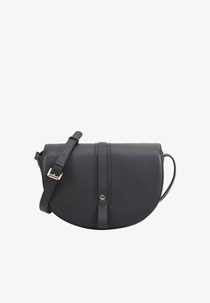 Sac bandoulière en cuir noir texturé avec rabat arrondi, sangle ajustable et sangle verticale centrale avec fermeture à bouton-pression.