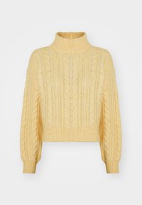 Pull-over jaune en maille torsadée avec un col montant côtelé et une coupe courte. Il présente des motifs texturés et des manches légèrement bouffantes.