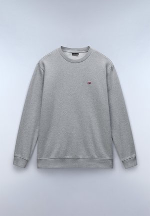 Grå sweatshirt laget av mykt stoff, med rund hals, lange ermer, og et lite norsk flagg-detalj på brystet.