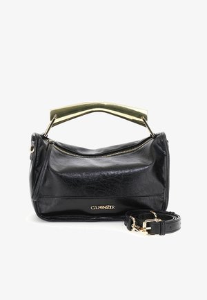 Musta nahkalaukku, jossa on teksturoitu pinta, kultaiset yksityiskohdat, muotoiltu kahva ja irrotettava olkahihna. Varusteena on vetoketjullinen suljenta.