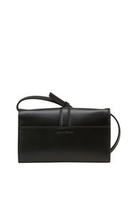 Schwarze Leder-Clutch mit einem umschlagbaren Design, einem abnehmbaren Griff und einem geprägten Logo. Verfügt über eine glatte Textur und klare Linien.