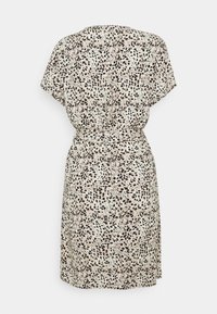 Robe à manches courtes avec une base beige clair ornée d'un motif noir et marron, une taille cintrée et une longueur au genou. Tissu au toucher lisse.