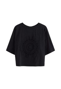 Sort kortærmet cropped t-shirt med rund halsudskæring og cirkulær tekstureret blomsterbroderi på forsiden i midten.