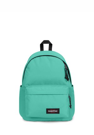 Jasny turkusowy plecak z czarnymi suwakami, przednia kieszeń z logo Eastpak i czarną tkaną pętlą uchwytu na białym tle.