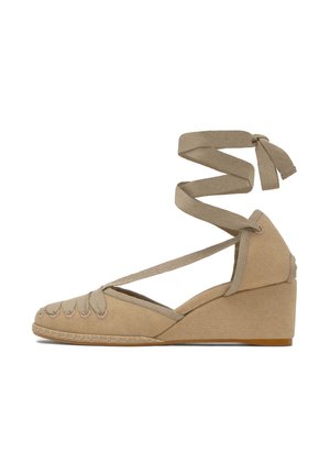 Béžové klinové espadrilky so zatvorenou špičkou, šitými detailmi a zaväzovaním okolo členka, vyrobené z plátenného materiálu s miernou výškou opätku.