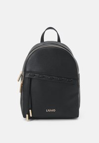 Zwarte leren rugzak met gouden ritsen, klein handvat, decoratieve stikdetails en gouden "Liu Jo" logo op het voorvak.