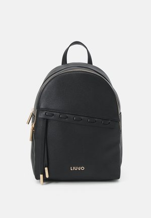 Zwarte leren rugzak met gouden ritsen, klein handvat, decoratieve stikdetails en gouden "Liu Jo" logo op het voorvak.