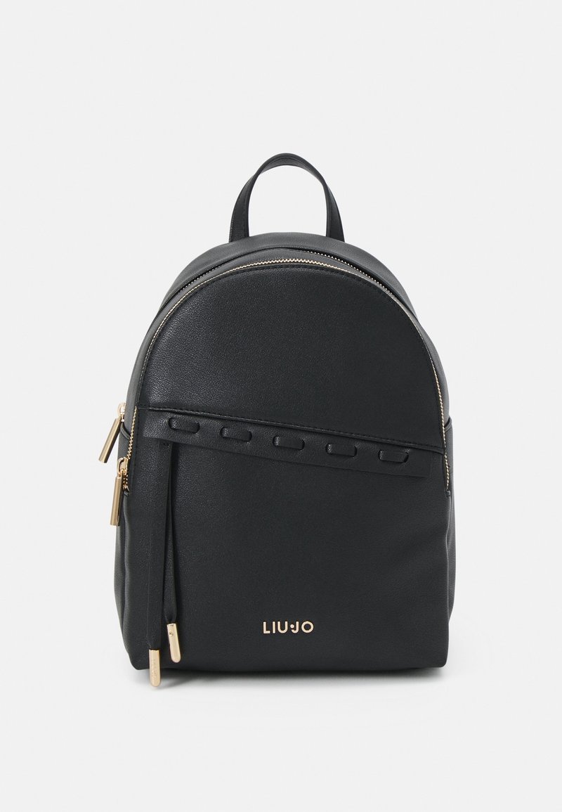 Zwarte leren rugzak met gouden ritsen, klein handvat, decoratieve stikdetails en gouden "Liu Jo" logo op het voorvak.