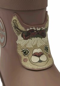 Bota de goma marrón con un acabado texturizado y un diseño de alpaca que presenta una corona de flores, ojos detallados y acentos de textura suave en el pelaje.