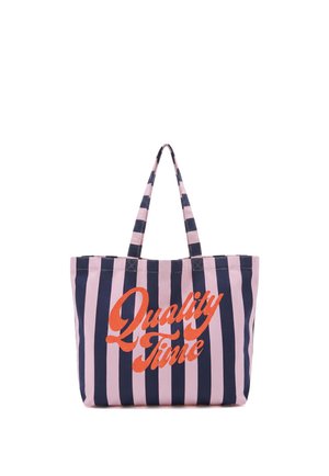 Bolsa tote con rayas verticales rosa y azul marino y texto naranja "Quality Time" en el frente, con dos asas de hombro.