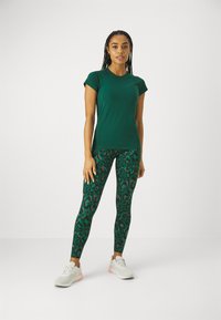 Sweaty Betty ATHLETE SEAMLESS WORKOUT - Sportiniai marškinėliai trumpomis rankovėmis - retro green
