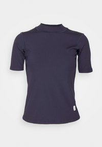 Camisa de manga corta azul marino con cuello alto, hecha de tela suave, presenta un pequeño logo blanco en la parte inferior derecha.