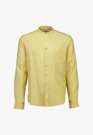 Camicia in lino giallo chiaro con maniche lunghe, colletto alla coreana, chiusura con bottoni davanti e taschino sul petto. Tessuto liscio e design semplice.
