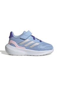 Baskets de sport bleu clair avec tige en mesh, accents violets et roses, rayures argentées et semelle texturée blanche. Équipées d'une fermeture à sangle et de lacets.