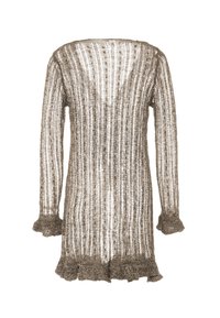Rochie tricotată în marron deschis, cu o textură semi-transparentă, având dungi verticale și manșete și tiv cu volane. Mâneci lungi și decolteu în V.