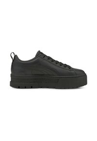 Sneaker nera in pelle con suola platform spessa, punta rotonda e design con lacci. Presenta un'etichetta al retro e dettagli testurizzati.