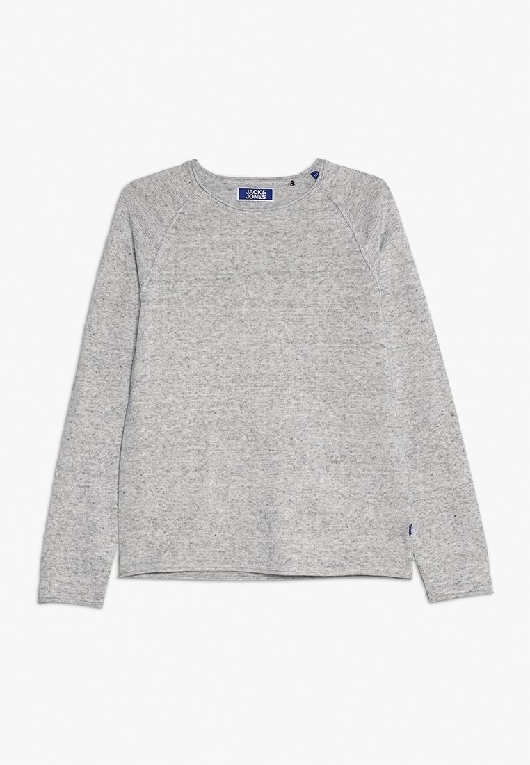 Sweatshirt gris à manches longues avec des manches raglan, col rond, et une petite étiquette de logo bleu en bas à gauche. Tissu doux et texturé.