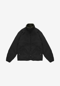 Czarna kurtka na zamek z wysokim kołnierzem, z oliwkowozielonym polarem w środku, dwoma zapinanymi na zamek bocznymi kieszeniami i lekko wyściełanym wyglądem.