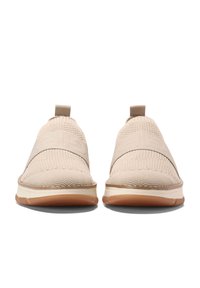 Beige Schlupfschuh mit gestricktem Obermaterial, elastischem Band über dem Mittelfuß, runder Zehenform und Sohle aus Gummi.