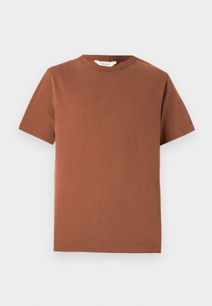 Camiseta de crew neck de manga curta marrom, feita de algodão suave, com um design simples sem padrões ou adornos visíveis.