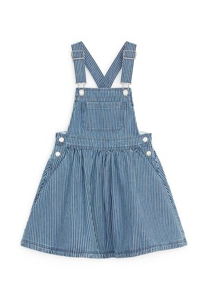 Robe salopette en denim rayée bleu et blanc verticale avec bretelles réglables, poche avant, boutons sur les côtés et jupe évasée en forme de A.