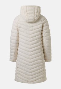 Long manteau matelassé de couleur crème avec capuche, manches longues et surpiqûres en chevrons dans le dos et sur les bras.