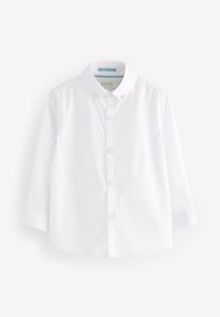 Camisa blanca de manga larga con cuello abotonado, que presenta botones estilo perla en la parte frontal, hecha de una suave tela de mezcla de algodón.
