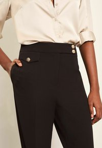 Lipsy POCKET DETAIL TAPERED - REGULAR FIT - Auduma bikses - black