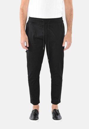 Pantaloni jogger neri aderenti con vita elasticizzata, chiusura con coulisse e tasche laterali. Tessuto liscio con una vestibilità confortevole.
