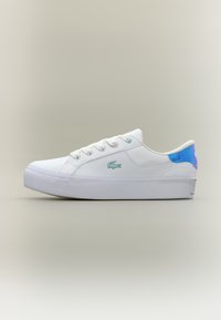 Baskets blanches avec une finition en cuir lisse, bout rond, semelle plate, accents contrastants bleus sur le talon, et logo Lacoste sur le côté.