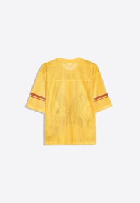 Maillot de sport jaune à manches courtes en mesh avec deux bandes horizontales rouges sur chaque manche, vu de dos sur un fond uni.