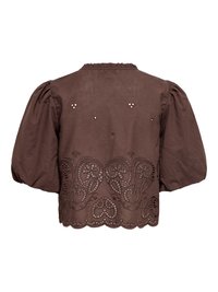Blouse courte marron avec manches bouffantes, broderie en œillet le long de l'ourlet et petits détails découpés dans le dos.