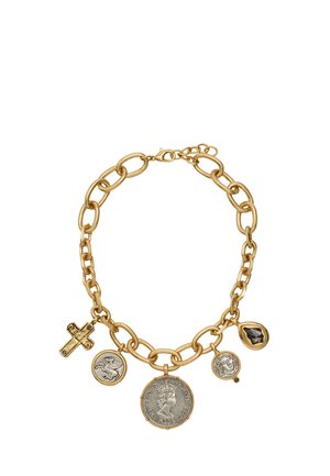 Bransoletka z łańcuszka ze złotymi dużymi ogniwami i pięcioma zawieszkami, w tym krzyżem, monetą z koniem, monetą z królową, głową Meduzy oraz czarnym kamieniem w kształcie kropli łzy.