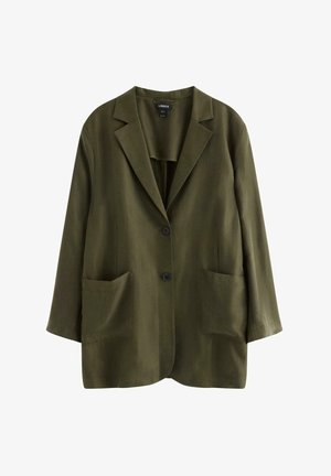 Oliivinvihreä ylipitkä bleiseri, jossa on lovikaulukset, kaksi edessä olevaa nappia ja suuret läppätaskut molemmilla puolilla.